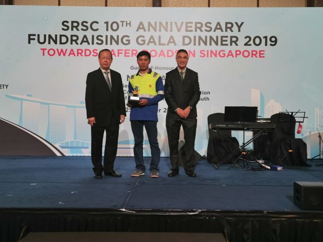 Safe Driver Award Winner Mr Heng Chee Nguan [L-R : Mr Bernard Tay, Mr Heng Chee Nguan, and Mr Gerald Lim(Commander, Traffic Police)]